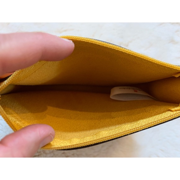 Elizabeth Arden mustard yellow makeup bag - Picture 9 of 10